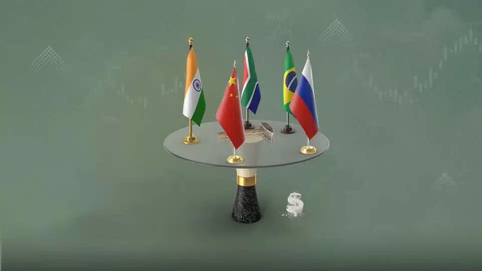 الدول الخمسة لعملة البريكس موضوعة اعلامها فوق طاولة